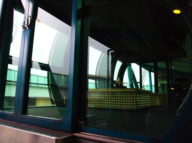 待っている間にゴージャスなゴンドラ（写真参照）や食事ができるテーブル付きゴンドラなんかも回ってきました。<br />このピカピカのゴンドラは…セレブ用？？？