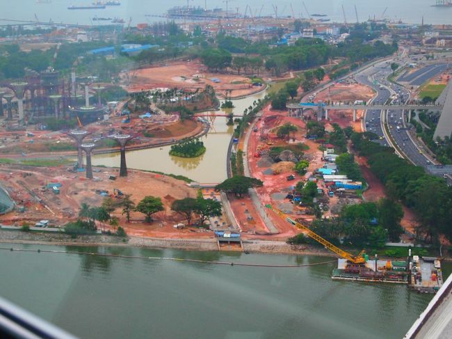 マリーナベイサンズの後ろ側は大絶賛工事中。<br />2〜3年後に来ただけでも全然景色が違くなりそうだなぁ…