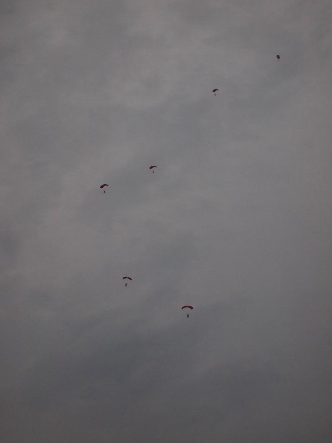 パラシュートで人が降ってきた…(ﾟдﾟ)！