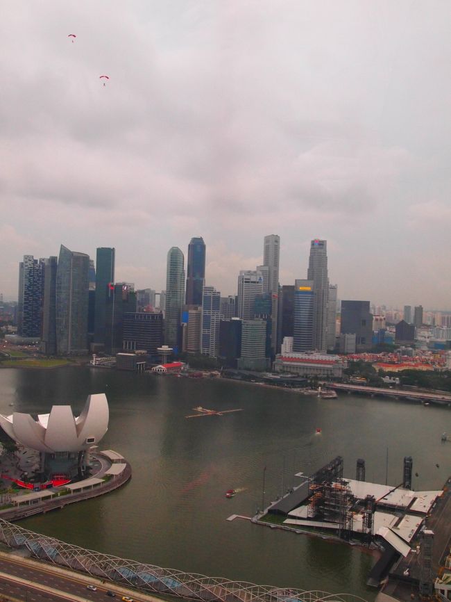 ナショナルデー前だったので、祝うイベントのためのパラシュート部隊（違）が練習してました！<br /><br />天気は悪かったのは残念だったけど、なかなかレアなものが見れたんじゃないかと…！！