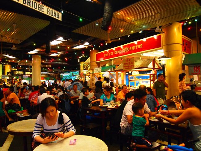 約30分のシンガポールフライヤー終了！！天気がよければor夜景の時間だったらもっときれいだったのに…！！とは思ったけど、パラシュートのおかげか結構楽しめました( ^ω^ )<br /><br />これは、シンガポールフライヤーの下にあるホーカー（フードコート？）<br />ちょっとレトロな感じに作ってあっていい感じでした！<br /><br />ここでガイドをしてくれているSちゃん＆Aちゃんのご両親と待ち合わせ。…そうしたら、ただでさえお世話になりまくってるのにお土産まで貰った…orz　ブンガワン・ソロのお菓子とか諸々…。普段海外旅行で家に買って帰るお土産より立派なお土産たくさんもらってしまいました…あわわわわわわ…