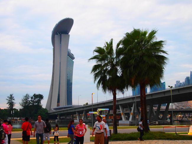 シンガポールフライヤーのチケット売り場近くからマリーナベイサンズを1枚。<br />降りたら晴れてくるなんて…！！ﾑｷｰ！！