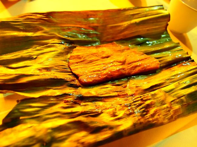 結構混んでいたので待つかな〜と思ったんですが、結構すぐ席に通され、Sちゃん家族が手際よくメニューを決め注文をし、思っていたより早く料理にありつけました（笑<br /><br />まずは…魚をすりつぶして、甘じょっぱく味付けされたものを蒸した？焼いたものでした。<br />魚介類苦手ですが、そんなに魚臭くなくご飯にのせて食べたらおいしそうな感じでした♪