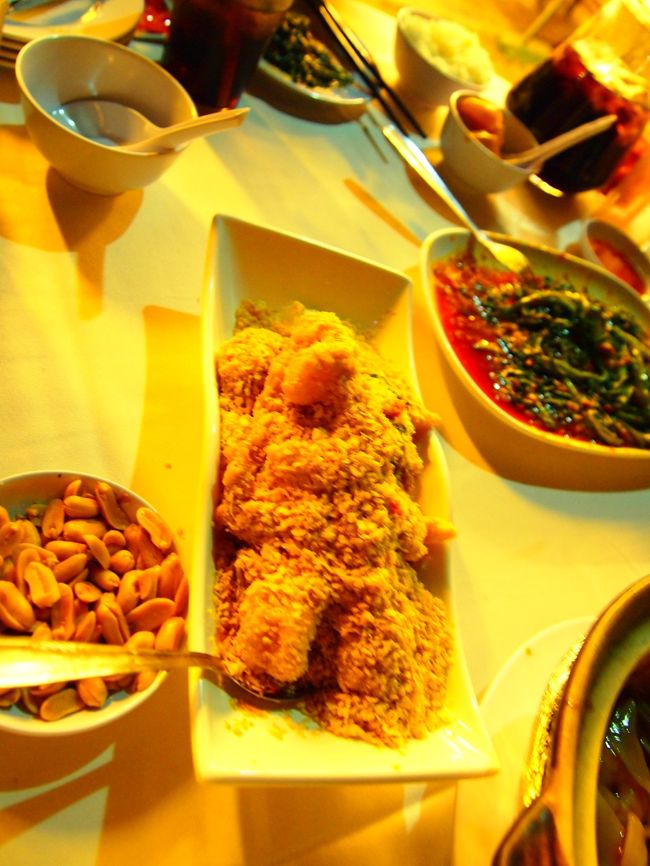 どんどん運ばれてくる料理（笑<br />そして、コレ…！！コレがめっちゃ美味かった…！！！！！<br />ぷりっぷりのエビ（しかも大きい…！）にバターと砂糖（と多分ちょっとの塩と）をつけ、多分それにオートミールをまぶしたものなんですが…本っっっっっ当ーーーーーーーーーにこれはうまい…！<br />今まで海外で食べたものの中で、美味しかったものトップ5には確実に入る…！！エビもあんまり好きじゃないのに、がっつり頂きました…！！<br />これ、日本でも食べれるところないかなー…！！！！！本当に食べたい！！そして、友達＆家族に食べさせたい…！！！！！