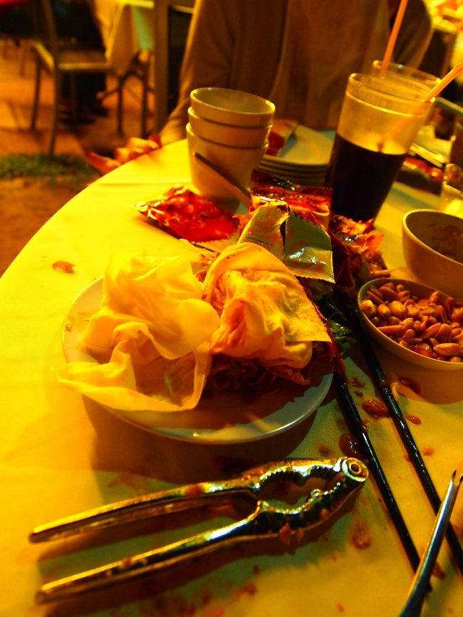 Sちゃんがカニの殻と格闘した残骸（笑<br /><br />Sちゃんの妹さんも、ご両親にも『Sがカニの殻をむくと、いっつも汚くなるんだよね…』と言われてました。<br />そんなことを言われても気にせず殻をむきまくって食べてるSちゃんに漢を感じた夜でした…（何