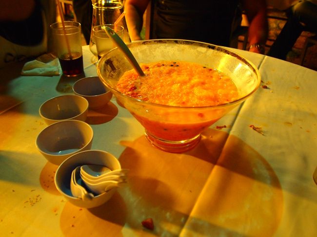 まだ頼んでるのあったのーーーー！！？！？！？？<br /><br />ってことで、最後にデザートです（笑<br /><br />海外旅行の都市伝説（？）で、中国では家に招かれてご飯をごちそうになっても残さず食べきろうとするな（まだ足りないと思ってどんどん料理を出されるから）…ってのを聞いたことがあったので、シンガポールの中華系の人もそうなのかな？と思って聞いたら、それはお正月の時ぐらいだ、って言われました。<br /><br />でも、こうやってお客さんを呼んで食事をする時は、様子をみることなく『十分だろう』と思う量を最初っから頼むそうです。<br /><br />…だからこんなにたくさん出てきたのね（笑<br /><br />で、ここもおごって頂きました…。<br />あぁぁぁぁぁぁぁぁこんなによくして頂いていいんだろうかああああああああああああ！！！！！<br /><br />そして、ご家族のご厚意はここで終わらず…