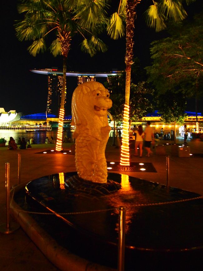 夜　の　マ　ー　ラ　イ　オ　ン　パ　ー　ク　に　ま　で　連　れ　て　き　て　頂　き　ま　し　た　…<br />本当、ここまでして頂いていいのか…！？<br /><br />でも、せっかく連れてきて頂いたのでがっつり撮影します！！(｀・ω・´)<br /><br />まずはチビマーライオン。<br />申し訳なさそうに水を吐き出してますね…