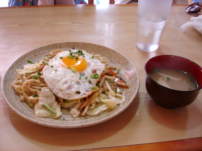 那覇空港到着後、レンタカーを借りて、まずは国際通り近くの『大東そば』へ。目玉焼き付き塩やきそばを注文。これがなかなか美味しかった！