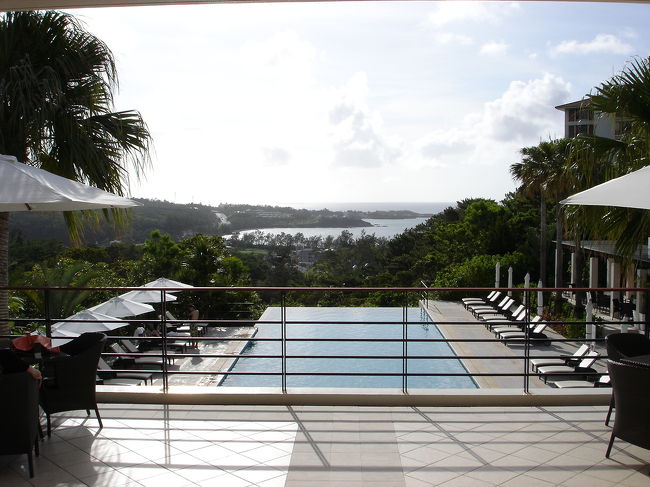 写真はフロントからプール方向を撮影。水曜日到着だったからか、あまりお客さんもいなくて、良い感じ。滞在期間中ずっとでしたが、スタッフの方はみなさん非常に感じの良い方が多く、気持ちよく過ごすことができました。また、週末にかけてお客さんも増えてきましたが、部屋数が少ないからか、あまり他のお客さんと会うこともないです。<br />