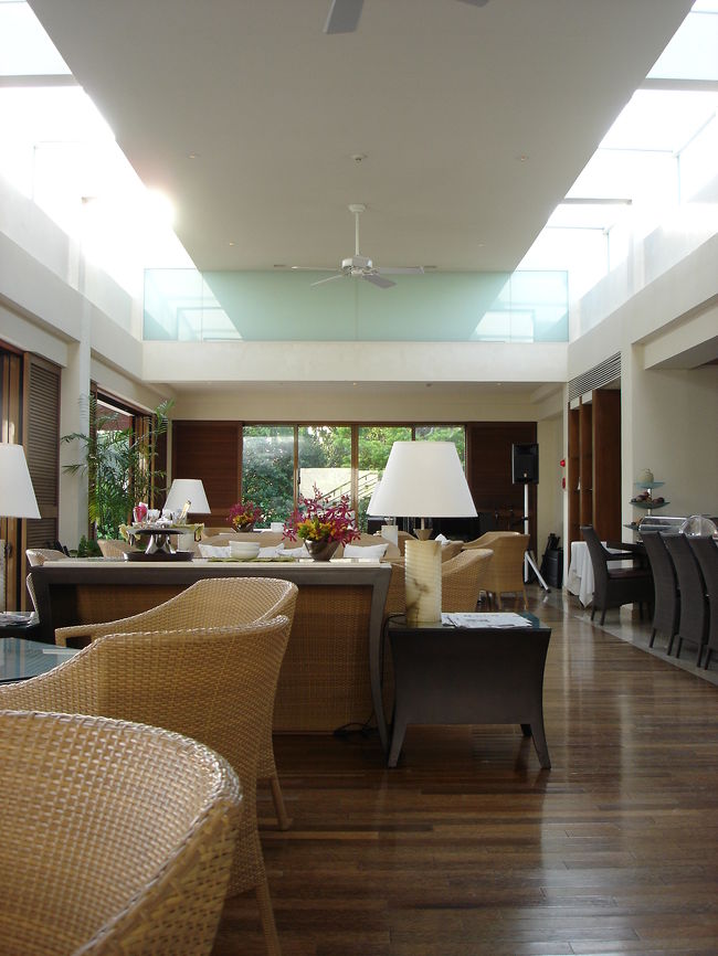 こちらはライブラリーラウンジ＆バー。昼過ぎからはこちらでソフトドリンクのサービスがあり、夕方からはビールなどアルコール類もサービスしてくれる。プールに面したところにある。金曜の夜は、生演奏もやっていました。