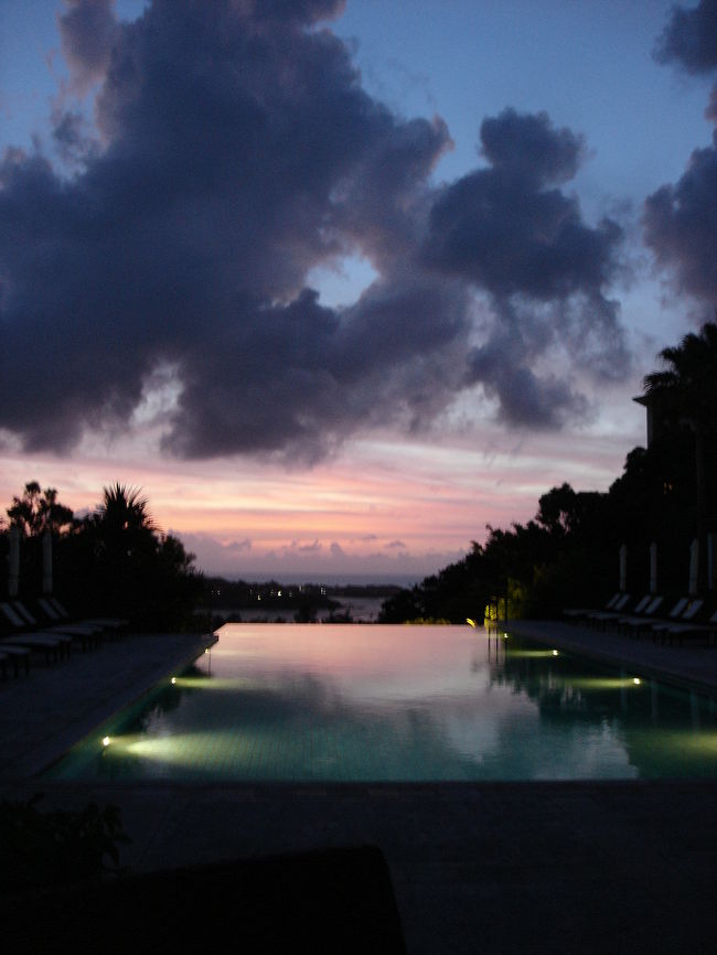 こちらは夕食をいただいたファインダイニングのプールサイドの席からの風景。基本はイタリアンベースのコース料理でした。前菜２品とメイン１品とデザート・コーヒー付き。前菜はサラダ・パスタなど、メインは魚介類・肉を各５〜６種類から選べます。ワインは少々お高い値段設定かな。