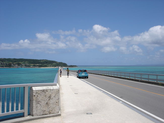 こちらは古宇利大橋の上の景色。見渡すかぎり真っ青な海！