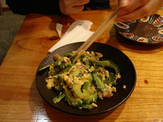 ゴーヤーチャンプルが美味しかった！有名人もたまにくるようで、サインが飾ってありました。店内では地元のおじさんが飲みながら、囲碁をしていたりしてノンビリした雰囲気でした。