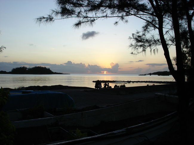 こちらは３日目の晩ごはんを食べた『しまぶた屋』の前の海岸から撮影した夕日。東京ではなかなか見れない景色。