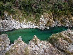 世界三大土柱の「阿波の土柱」を見た後、徳島道の井川池田ＩＣで高速と、お別れして国道３２号で高知道の大豊ＩＣへ・・・途中、道の駅「大歩危」でトイレ休憩です。
国道３２号は追越し禁止が結構、長く続くので、急がれる方は高速道で高知に向かわれた方が良いですよ。

ここから１２キロ程、祖谷方面に行くと「祖谷のかずら橋」があります。