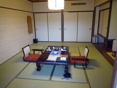 本日のお部屋は、本館で１０畳のお部屋・・・「冬のご当地和洋会席」で１５１５０円で城西館では、かなり安めの設定のプランです。