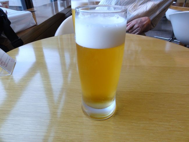 とりあえず、友人とサクララウンジで出発に向けて<br />の１次会。 夏の夕方はやっぱりコレですよね〜