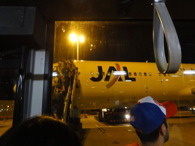 香港国際空港が混雑していたらしく、すぐには<br />着陸できずに10分以上上空待機となり、着陸しても<br />ボーディングブリッジの空きがなくバス移動と<br />なりました。国際線では50回以上の搭乗経験で<br />初めての事でした。