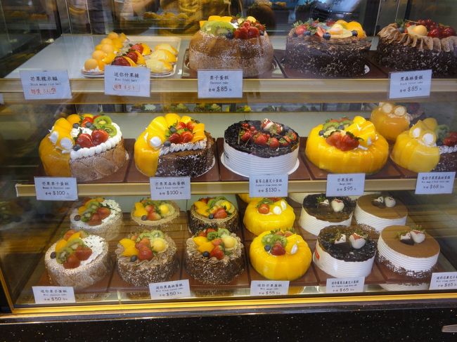 7/29(金）<br />翌日の朝の油麻地駅入り口にあるベーカリーのショー<br />ケース。 どれも美味そう〜　ほぼ日本の半値〜１／３<br />って感じです。