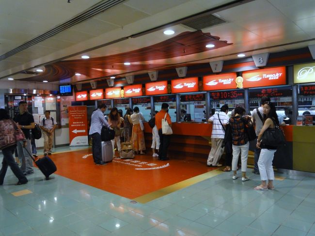 油麻地駅からTsuen Wan線で上環駅まで移動し、<br />そこからマカオ行きのターボジェットの乗り場に<br />つながっています。上環からマカオまでの乗船<br />時間は１時間弱。行きは151HK$でした。