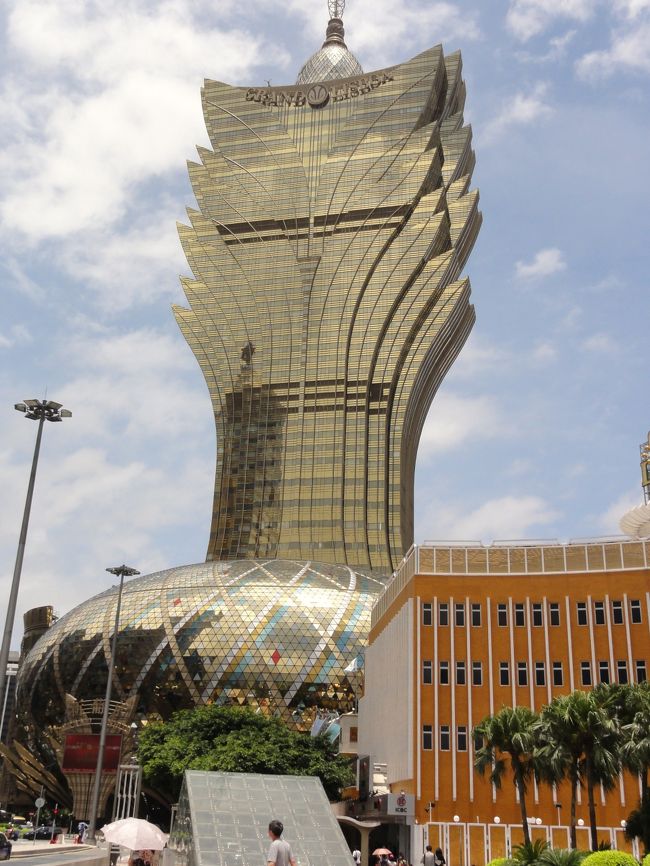 フェリーターミナルからホテルグランドリスボア<br />までタクシーで移動。20HK$程度と激安です。<br />感覚的には日本のタクシーの1/5程度の運賃かな？