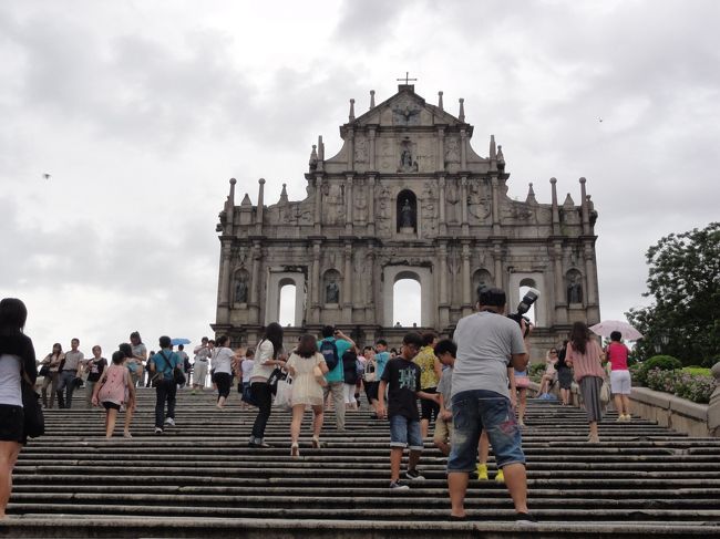時折やってくる台風由来の大雨をやり過ごしながら<br />聖ポール天主堂跡へ。<br /><br />やって来ました〜<br />立派なファサードです。<br />それにしてもこのファサードの前の階段は、何となく<br />ですが雰囲気がローマのスペイン階段調で変な感じが<br />しました。
