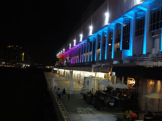 香港島に着いた後は友人と３人で１時までビール＆<br />ワインを飲んでいました。　飲み過ぎだあ〜