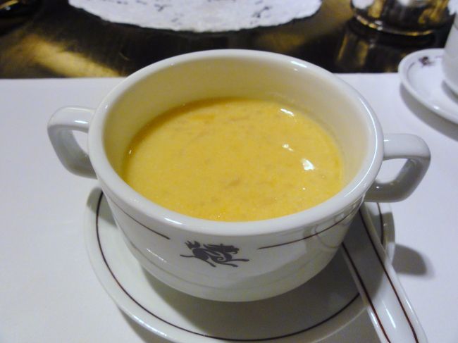 ヨンチーカムロウというスイーツです。<br />ザボン入りのマンゴータピオカミルク。