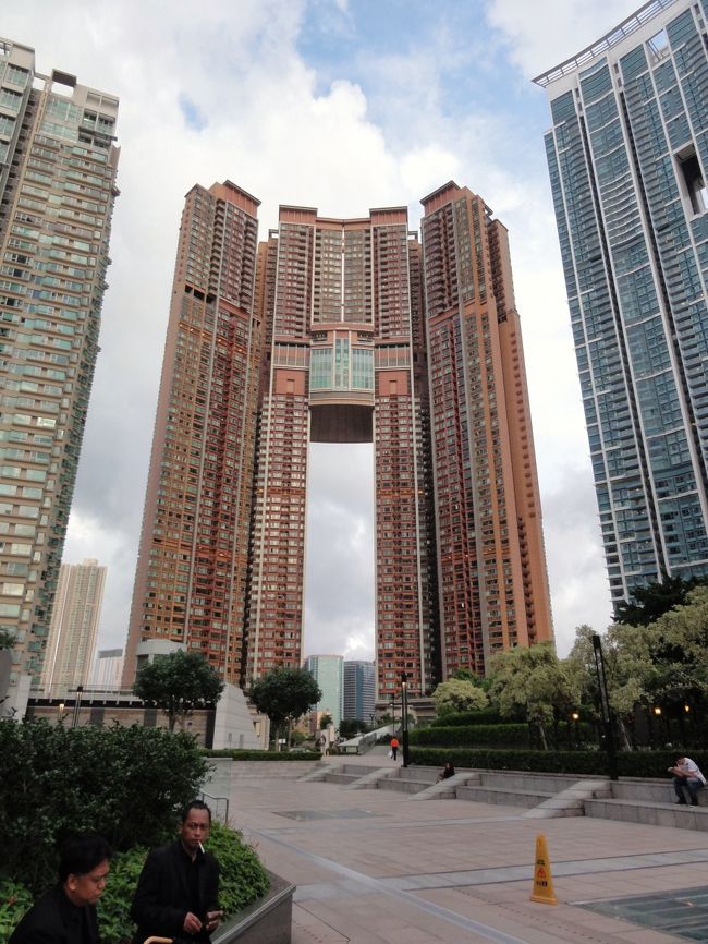 昼食後は香港に住んでいる友人宅を訪ねました。<br />なんてデカイマンションなんだろう。<br />