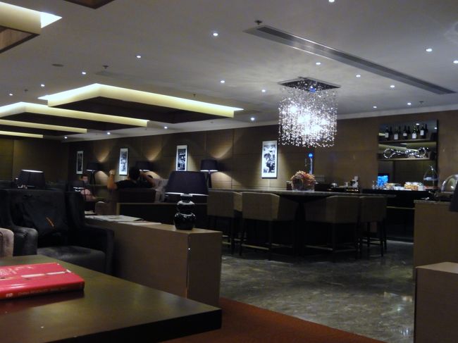 ここはＪＡＬ客専用のスペースです。<br />ワインの種類は多めでした。<br />ただ、香港も含めてアジアのラウンジはエアコン<br />ガンガンで日本人にはちと寒すぎる。。　日本の<br />節電なんか香港の人達には狂気の沙汰だろうな〜