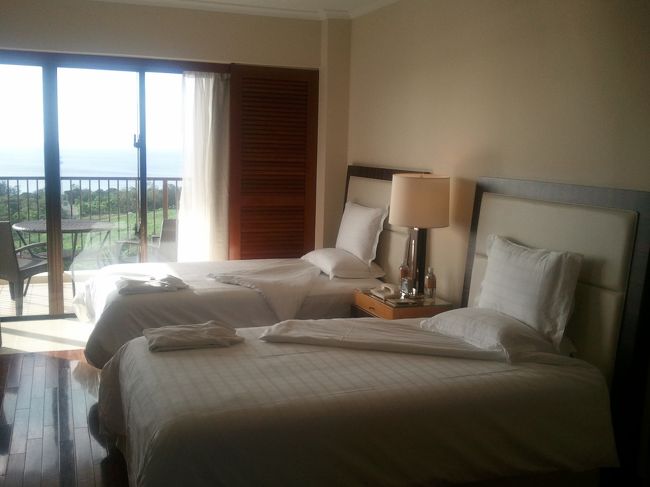 ベッドです。非常に寝心地の良いベッドで、自宅で寝てるようにリラックスして寝れます。ベッドに寝転がりながら、海を眺めることができます。