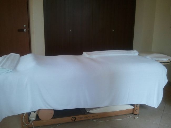 クラブスパのベッド。生まれてはじめてオイルマッサージ。たぶんヨダレ垂らしながら寝ていた。気持ちよかった。