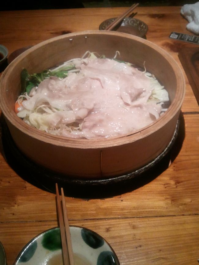 しまぶた屋の看板メニュー。やんばる島豚あぐーのせいろ蒸し。料理は美味しかったが、店内に流れる沖縄の音楽の音量が大きすぎて、会話がしづらいのはやや困る。