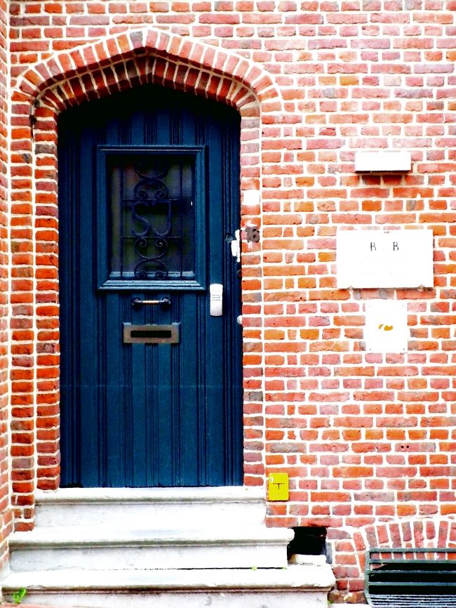 パリから北へ約250キロ。<br />車で2時間ちょっとのベルギーの田舎町に到着。<br /><br />ここへ来た理由は、このB&amp;Bに泊まるため。<br />数か月前、フランスのとある新聞の記事で見たこのB&amp;B。<br />その写真に一目惚れして早速その日のうちに予約。<br /><br />口コミもなく、情報も少なかったので<br />正直言って来るまではどんな所だか全くわからず…<br />期待半分で来たのでした。