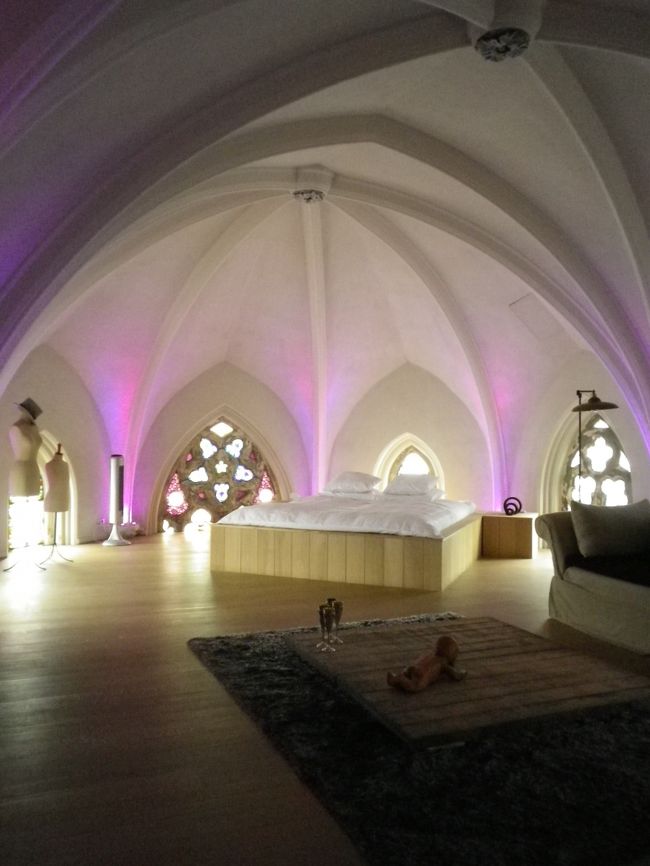 ブザーを鳴らすとオーナーが快く迎えてくれました。<br /><br />そして案内されたお部屋がここ。<br /><br />お部屋前面にステンドグラスの窓があり、<br />写真と全く同じ素敵なお部屋でした。