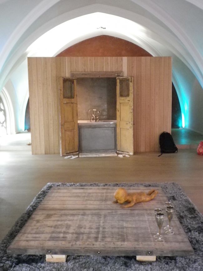 ベッドと反対側のリビング＆ジャグジーバス<br /><br />