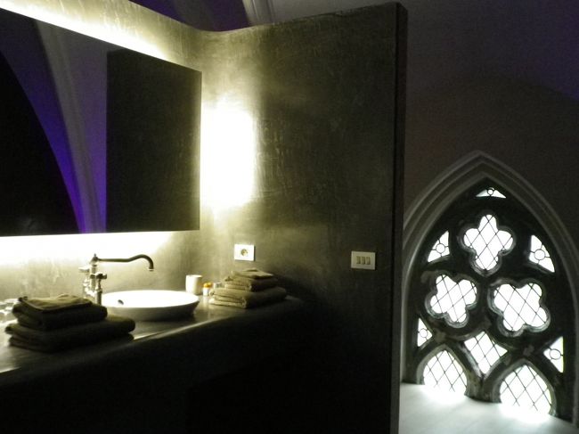 ジャグジーバスの後ろ側に設置してある洗面スペース