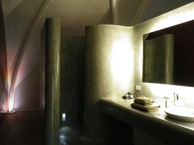 洗面スペースの横にある石造りのシャワーブース