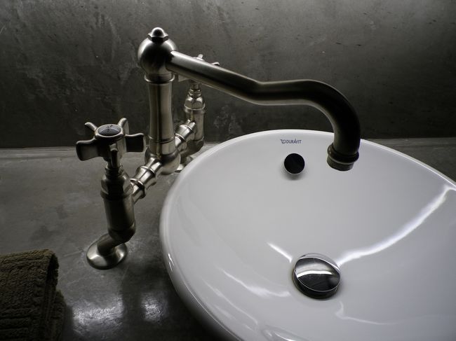 洗面台もレトロモダンな素敵なデザイン