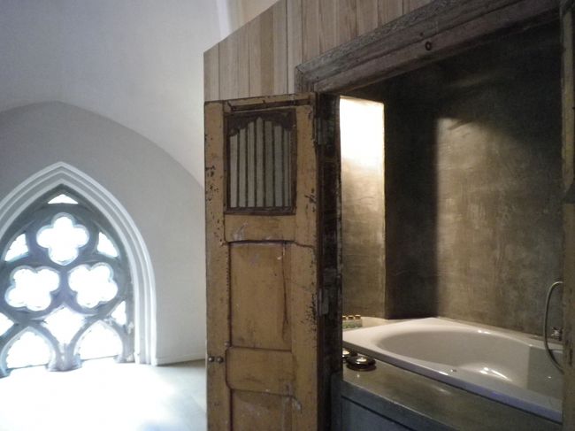 ジャグジーバスからは<br />ステンドグラスと大型液晶テレビが見れます♪