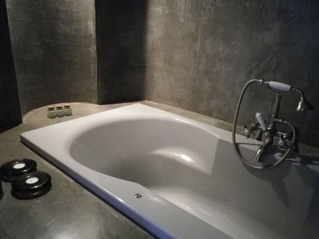 ジャグジーバス<br /><br />天井は吹き抜けなのでドームが見えて開放感ばっちり。