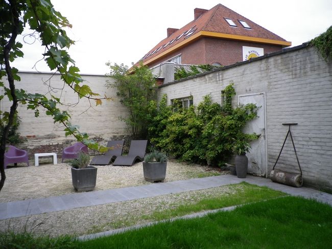 静かな静かなお庭<br /><br />今日の宿泊客は私たちだけなので、<br />広い建物内部にはオーナー家族と私たちだけ。