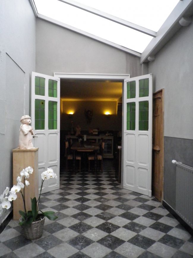 廊下を通ってダイニングルームへ。<br /><br />ここにあるお菓子やコーヒーはすべてフリー。<br />明日の朝の朝食もここで食べます。