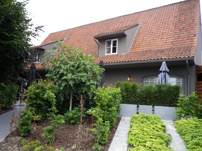 町で唯一のレストラン。<br /><br />バーのようなところは何件かありましたが、歩いてみたところレストランはここ1件のみのようでした。<br /><br />今夜はここで夕食を食べようと、中へ入ったら、案の定予約でいっぱだと言われてしまいました。中をのぞいたら、きちんと着こなした人々が蝋燭の灯に包まれて美味しそうなお料理を食べていました。<br /><br />そう、忘れてはならない、ここは高級お屋敷町。<br />そして今日は土曜日の夜…