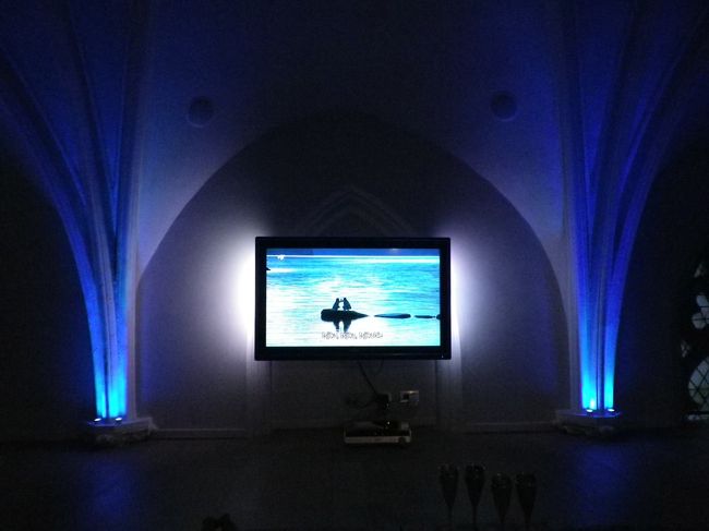 夕食を食べながら映画を一本見て、