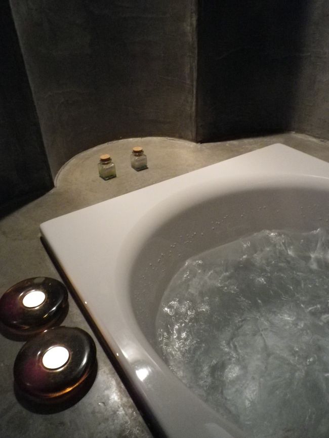 蝋燭を灯してアロマオイルを入れたジャグジーバスに入り、極楽極楽♪