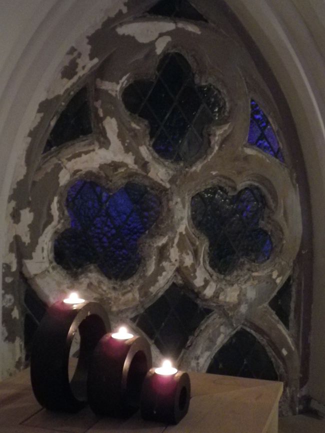 そして枕元の蝋燭に火を灯し読書をしながら夢の世界へ♪<br /><br />でも今読んでいる本がカミュの「ペスト」で、ペストにかかった色々な動物たちを私が治療するという変な夢を見たような…(笑)