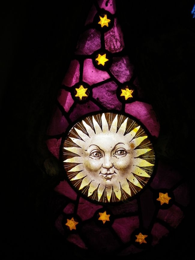 GOOD MORNING!<br /><br />目覚めたら、そこにはステンドグラス。