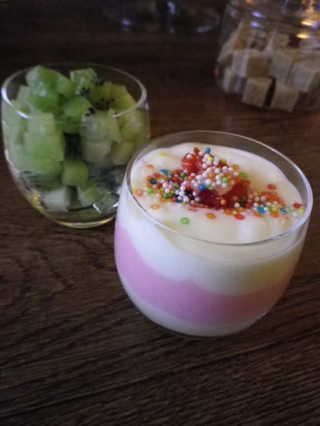 オーナーお手製のヨーグルトとキュウイ。