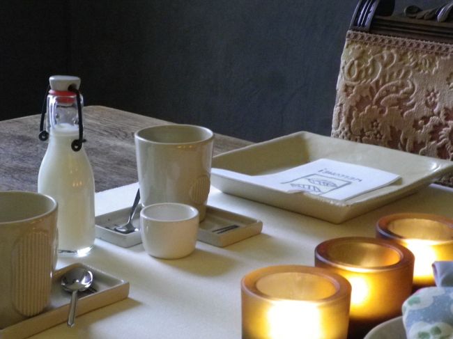 飲み物は絞りたてのジュースとエスプレッソ。<br />コーヒーはお代わり自由。<br />ミルクの入っている瓶もとても可愛かった♪